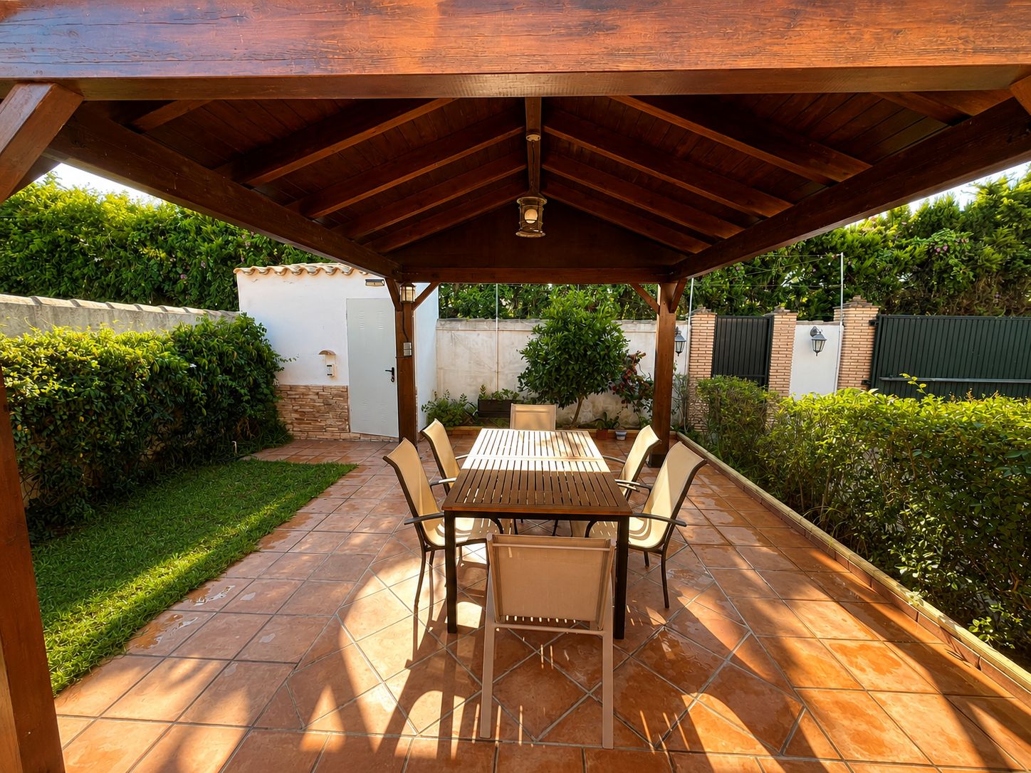 Cenador exterior con barbacoa