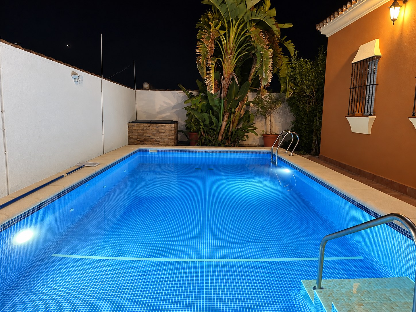 Piscina privada de Villa Simba de noche