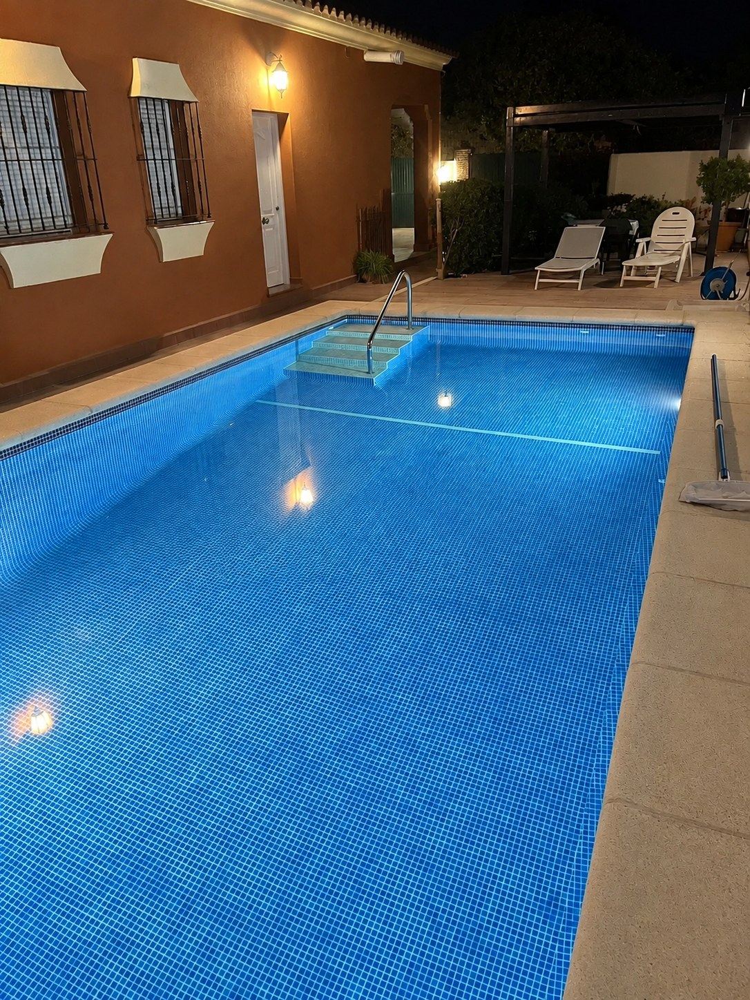 Zona de piscina de Villa Simba de noche